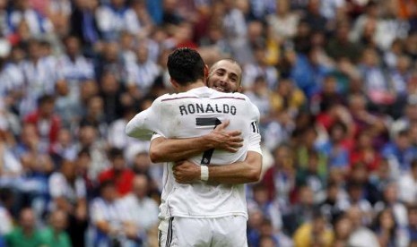 Winger Real Madrid, Cristiano Ronaldo (kiri), merayakan golnya bersama rekan setimnya, Karim Benzema, saat menghadapi Deportivo La Coruna di laga La Liga Spanyol di Stadion Riazor, Coruna, Sabtu (20/9). 