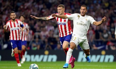 Winger Real Madrid Eden Hazard (kanan) mendapatkan penjagaan ketat dari gelandang Atletico Madrid Kieran Trippier.