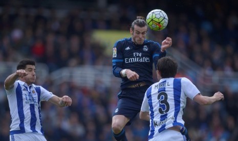 Winger Real Madrid Gareth Bale menanduk bola.