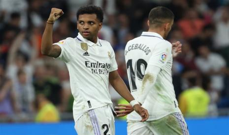 Winger Real Madrid Rodrygo Goes (kiri) merayakan gol ke gawang Rayo Vallecano di La Liga Spanyol.