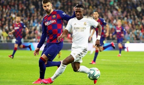 Winger Real Madrid Vinicius Junior (kanan), pencetak gol ke gawang Barcelona pada laga el Clasico.