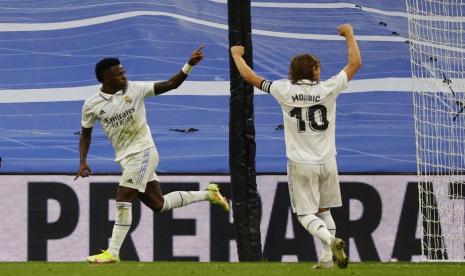 Winger Real Madrid Vinicius Junior (kiri) merayakan golnya ke gawang Girona dalam lanjutan La Liga Spanyol. Madrid ditahan imbang Girona 1-1.