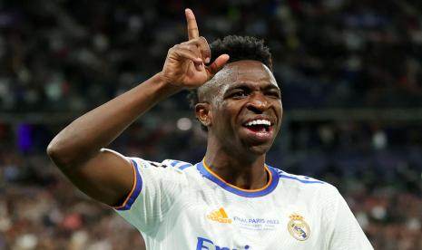 Winger Real Madrid, Vinicius Junior, melakukan selebrasi usai menjebol gawang Liverpool di partai final Liga Champions di Stade de France, Paris, pada Ahad (29/5/2022) dini hari WIB.