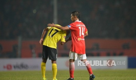 Winger Semen Padang Nur Iskandar mencium tangan pemain Persija Ismed Sofyan sebagai rasa hormat usai pertandingan Torabika Soccer Championship di Stadion Gelora Bung Karno, Jakarta, Ahad (9/5). Foto: Yogi Ardhi