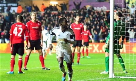 Winger Swansea City Nathan Dyer melakukan selebrasi usai mencetak gol ke gawang Cardiff City.