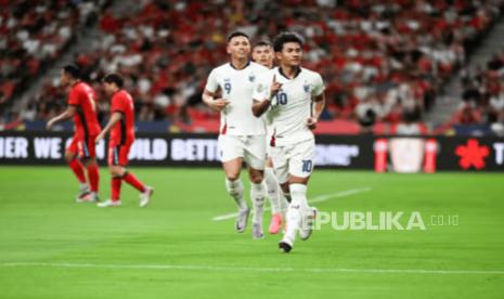 Winger Thailand Suphanat Mueanta merayakan golnya ke gawang Singapura pada laga ketiga Grup A Piala AFF 2024 di Stadion Nasional Singapura, Selasa (17/12/2024) malam.. 