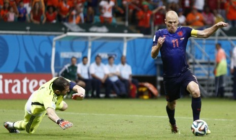 Winger Timnas Belanda, Arjen Robben (kanan), mengecoh kiper Iker Casillas menjebol gawang Spanyol dalam laga Grup B Piala Dunia 2014 di Arena Fonte Nova, Salvador, Jumat (13/6). 