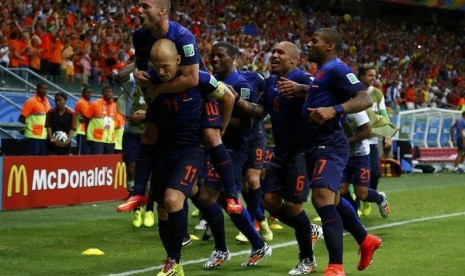 Winger Timnas Belanda, Arjen Robben, melakukan selebrasi bersama rekan setimnya usai menjebol gawang Spanyol dalam laga Grup B Piala Dunia 2014 di Arena Fonte Nova, Salvador, Jumat (13/6). 