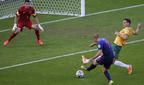 Winger Timnas Belanda, Arjen Robben, melepaskan tembakan menjebol gawang Australia di laga Grup B Piala Dunia 2014 di Stadion Beira Rio, Porto Alegre, Rabu (18/6). 