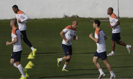 Winger Timnas Belanda, Arjen Robben (tengah), bersama rekan setimnya menggelar latihan di Rio de Janeiro, Brasil, Jumat (6/6). 