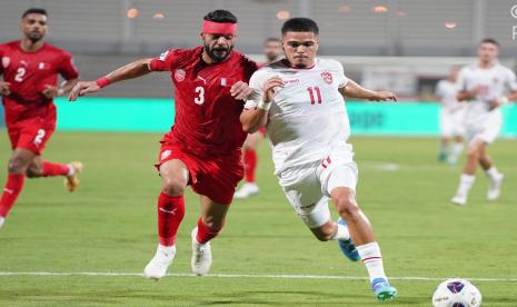 Indonesia winger Ragnar Oratmangoen (right) as he faces Bahrain in the third match of Group C of the Third Round of the 2026 World Cup Qualifier Asia Zone at Bahrain National Stadium, Rifa, Thursday (10/10/2024). Ragnar contributed one goal in the 2-2 draw.