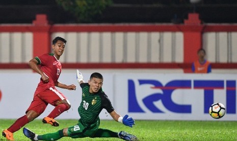 Febri Hariyadi (kiri) saat membela timnas U-23 pada laga persahabatan. (ilustrasi)