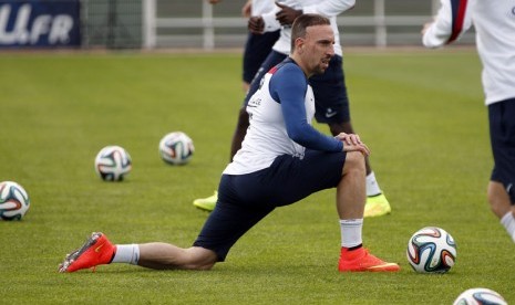 Winger Timnas Prancis, Franck Ribery, melakukan pemanasan saat sesi latiha di Clairefontaine, Paris, pada 23 Mei. 