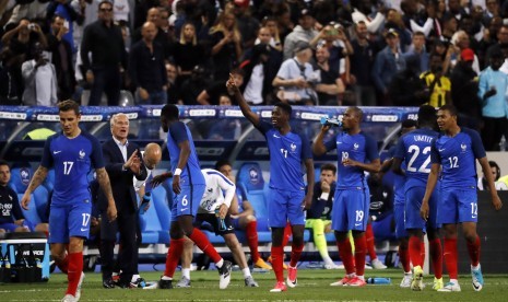 Winger timnas Prancis, Ousmane Dembele (tengah) merayakan gol ke gawang Inggris pada laga persahabatan di Stade de France, Rabu (14/6) dini hari WIB. Prancis menang 3-2.