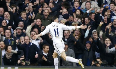 Winger Tottenham Hotspur, Gareth Bale, melakukan selebrasi usai menggoyang gawang Arsenal dalam laga Liga Primer Inggris di White Hart Lane, London, Ahad (3/3). 