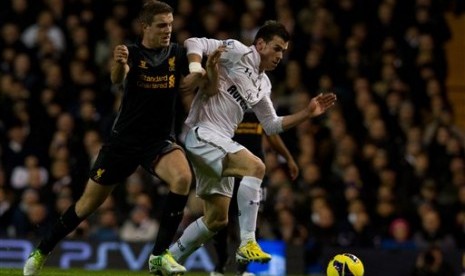 Winger Tottenham Hotspur, Gareth Bale, memperebutkan bola dengan gelandang Liverpool, Jordan Henderson, pada laga Liga Primer di White Hart Lane, Kamis (29/11) dini hari. Spurs menang 2-1 pada pertandingan tersebut.