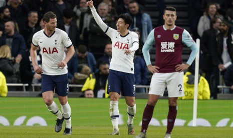 Winger Tottenham Hotspur, Son Heung-min (tengah) seusai mencetak gol ke gawang Burnley, Sabtu (7/12).