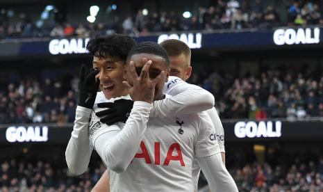  Winger Tottenham Hotspur, Steven Bergwijn merayakan gol bersama rekan setimnya pada laga Liga Primer Inggris melawan Newcastle di Stadion Tottenham Hotspur di London, Inggris, Ahad (3/4/2022). Tottenham menang 5-1 pada laga ini.