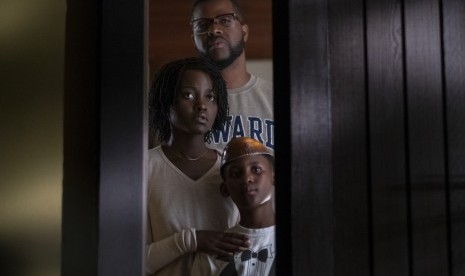  Winston Duke, Lupita Nyong'o dan Evan Alex (kanan) dalam salah satu adegan film 