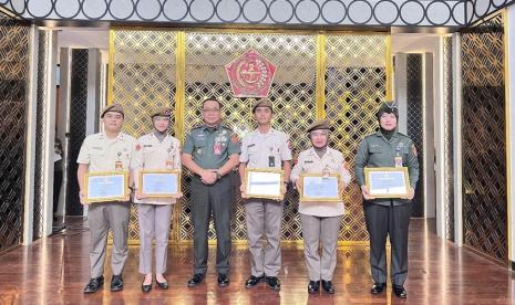 Wiranda Abdul Azis, alumni Universitas BSI (Bina Sarana Informatika) Kampus Ciputat, berhasil mengukir prestasi gemilang, ia kini menjabat sebagai Pegawai Negeri Sipil (PNS) di Kementerian Pertahanan UO Mabes TNI.