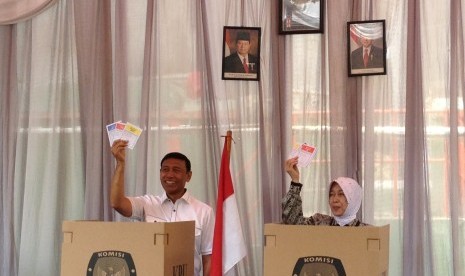 Wiranto bersama istrinya saat mencoblos di TPS10