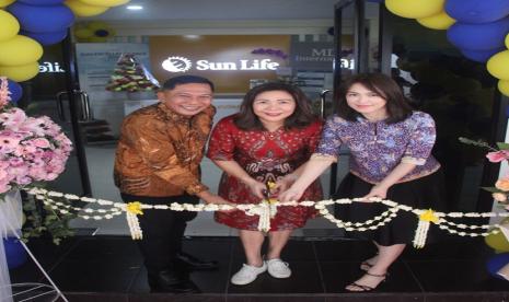 Wirasto Koesdiantoro selaku Agency Director sekaligus pemilik KPM Surabaya Gubeng, Elin Waty selaku Presiden Direktur Sun Life Indonesia, dan Shierly Ge selaku Chief Agency Officer Sun Life Indonesia saat meresmikan pembukaan KPM Surabaya Gubeng.