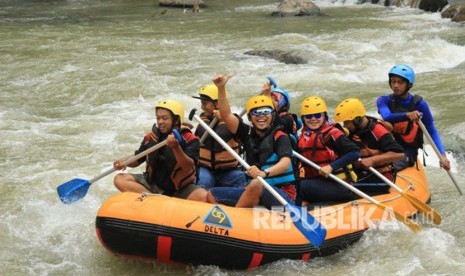 Wisata arung jeram (ilustrasi)