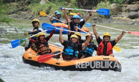 Olahraga arung jeram kini kian populer. Foto: Wisata arung jeram. ilustrasi