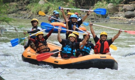 Wisata arung jeram di Sungai Elo, Kabupaten Magelang, Jawa Tengah.