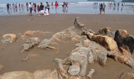 WISATA BATU MALIN KUNDANG. Pengunjung bermain di sekitar Batu Malin Kundang, di Pantai Air Manis, Padang, Sumbar.