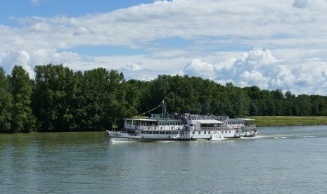 Wisata kapal pesiar di sungai.