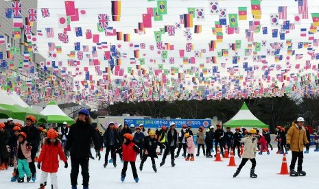 Wisata Korea. Hiburan bermain seluncur es bisa dinikmati saat musim dingin di Gwangju, Korea.