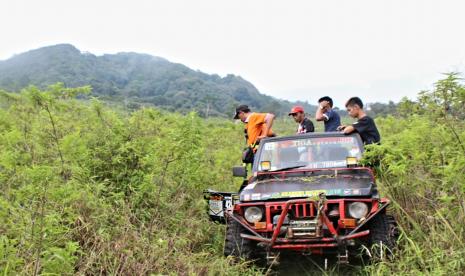  Wisata mengikuti paket Bandungan Tour Village dengan kendaraan offroad sambil menikmati panorama alam di lereng Gunung Ungaran, Kecamatan Bandungan, Kabupaten Semarang. 