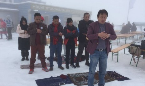 Wisata Muslim (IITCF) di Eropa. Shalat di Puncak Titlis, Swiss.