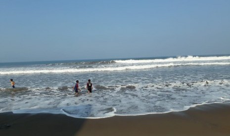 Badan Meteorologi, Klimatologi dan Geofisika (BMKG) Bandung mewaspadai gelombang tinggi yang sewaktu-waktu terjadi menerjang kawasan objek wisata laut Kabupaten Sukabumi, Jawa Barat. (Foto ilustrasi pantai di Kabupaten Sukabumi)