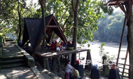 Wisata pemandian air panas Cikundul di Kelurahan Cikundul Kecamatan Lembursitu Kota Sukabumi yang menjadi salah satu tujuan favorit warga berwisata di libur lebaran Ahad (17/6).