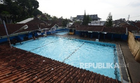  Wisata pemandian air panas yang berada di Cipanas, Kota Garut, Jawa Barat, Jumat (5/6). 