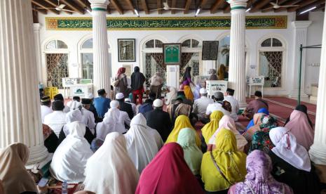 Wisata religi dengan tajuk Ziarah Asyik ke Makam Keramat Habib Luar Batang Jakarta dan Makam Keramat Empang Bogor, Jawa Barat. 