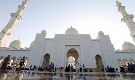 Masjid terbesar di Uni Emirat Arab yaitu Masjid Syeikh Zayed di Abu Dhabi.