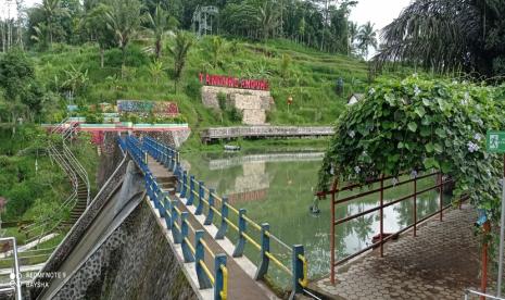 Wisata Tandung Andung, terletak di Desa Lendang Ara, Kecamatan Kopang, Kabupaten Lombok Tengah, Nusa Tenggara Barat, kini tengah bertransformasi menjadi desa wisata modern. Transformasi ini merupakan bagian dari program pengabdian kepada masyarakat yang diinisiasi oleh Universitas Pendidikan Mandalika, dengan dukungan pendanaan dari Direktorat Riset dan Pengabdian Masyarakat (DRTPM) Ditjen Ristek Kemendikbudristek.