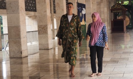 Kunjungan Wisman Masjid Istiqlal: Wisatawan asal Inggris Rachim (kiri) berjalan sambil mendengarkan penjelasan pengurus saat berkunjung ke Masjid Istiqlal, Jakarta Pusat, Selasa (26/2/2019). 