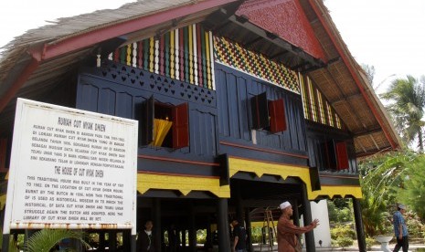 Wisatawan asal Malaysia mengunjungi situs Rumah Cut Nyak Dhien, di desa Lampisang, Lhoknga, Kabupaten Aceh Besar, Aceh, Kamis (13/10).