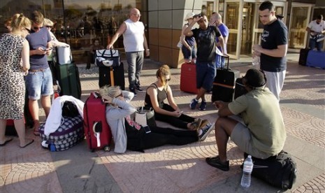 Wisatawan asal Rusia menunggu untuk dipulangkan di Bandara Sharm el-Sheikh, Sinai, Mesir, Senin, 9 November 2015.