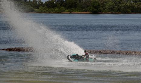 Wisatawan asing bermain jet ski di area pantai salah satu resort di kawasan Barelang, Batam, Kepulauan Riau.