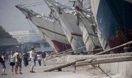 Wisatawan asing di Pelabuhan Sunda Kelapa