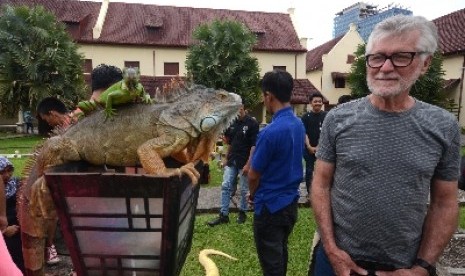 Wisatawan asing memperhatikan reptil di Benteng Rotterdam, Makassar, Ahad (15/3). 