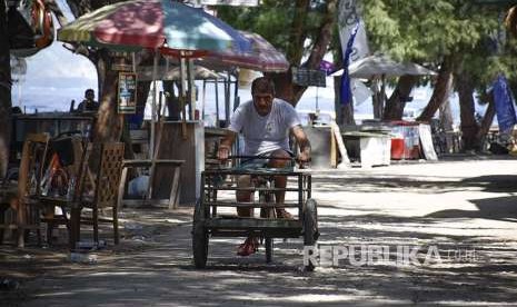 Wisatawan asing mengendarai sepeda di kawasan wisata Gili Trawangan, Desa Gili Indah, Kecamatan Pemenang, Tanjung, Lombok Utara, NTB, Rabu (8/8). Pascagempa yang melanda daerah Lombok Utara, sebagian wisatawan asing memilih tetap tinggal di kawasan wisata Gili Trawangan.