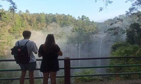 Wisatawan asing menikmati Air Terjun Tumpak Sewu di Lumajang