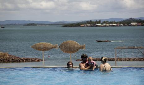 Wisatawan asing menikmati panorama Laut dari salah satu resort di kawasan Barelang, Batam, Kepulauan Riau, Ahad (26/6/2022). Sejak dibukanya kembali pelayaran internasional dari Harbour Front pelabuhan utama Singapura, kunjungan wisatawan asing ke daerah tersebut meningkat. 