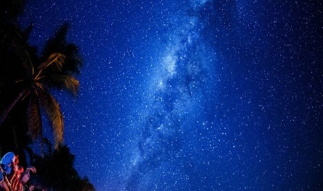 Wisatawan asing menikmati pemandangan gugusan Bimasakti atau Milky Way yang terlihat membujur di langit selatan pulau Rote Ndao, Nusa Tenggara Timur, Ahad (16/8).    (Antara/M Agung Rajasa)